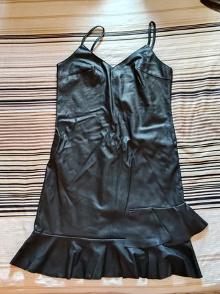 Vestido negro corto con volantes
