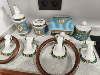 Accesorios de baño en porcelana y madera