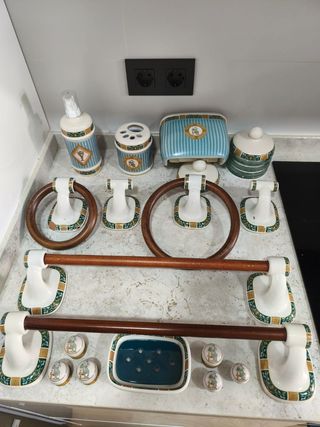 Accesorios de baño en porcelana y madera