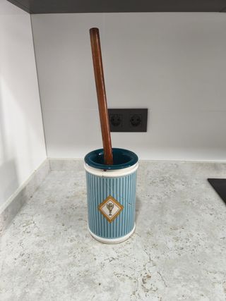 Accesorios de baño en porcelana y madera