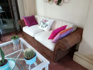 Conjunto de sofá y sillón de ratan