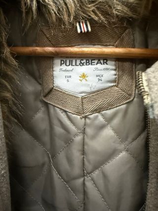 Abrigo Pull&Bear beige con capucha y pelo