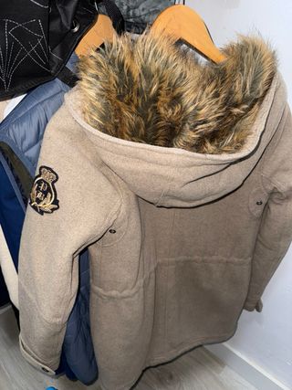Abrigo Pull&Bear beige con capucha y pelo
