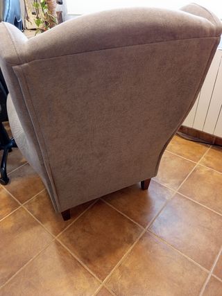 Sillón orejero gris claro