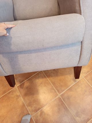 Sillón orejero gris claro