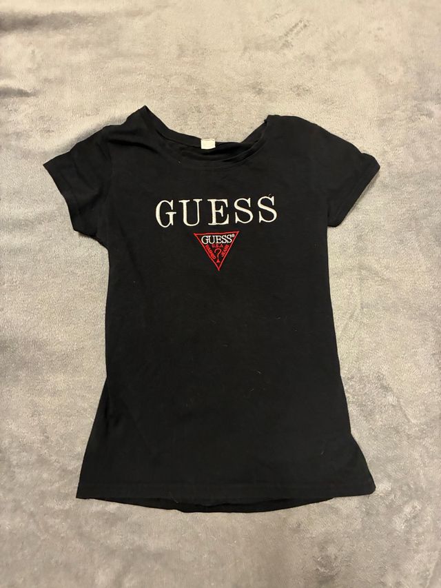 Camiseta Guess Negra Logo Triángulo