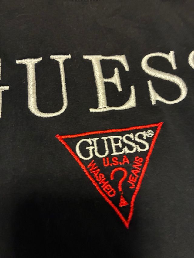 Camiseta Guess Negra Logo Triángulo