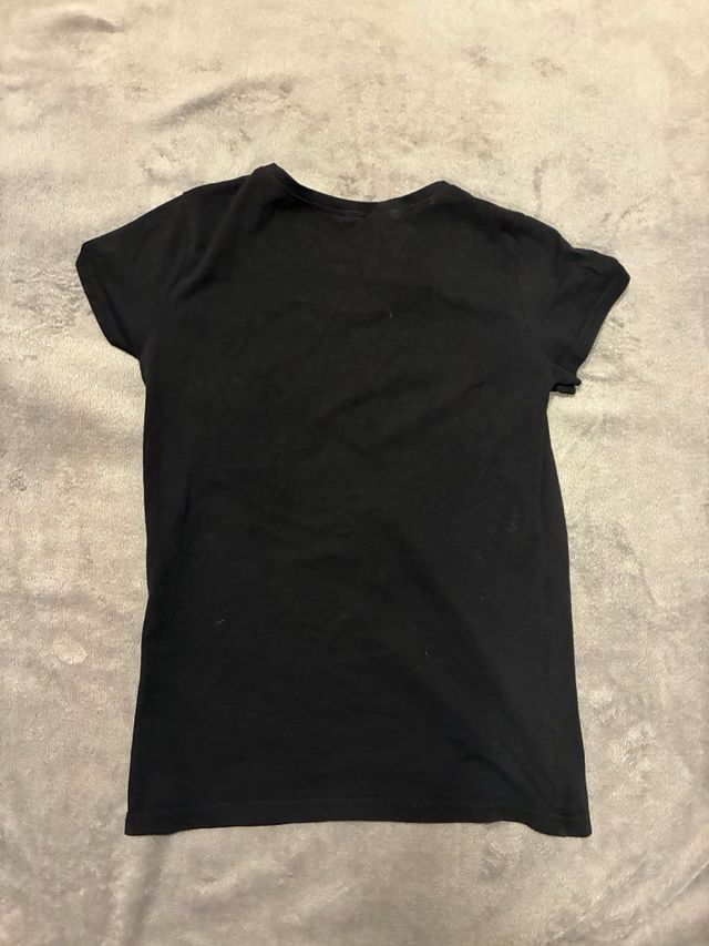 Camiseta Guess Negra Logo Triángulo