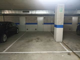 Plaza parking grande.