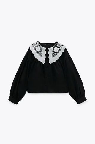 Blusa Zara con cuello encaje blanco