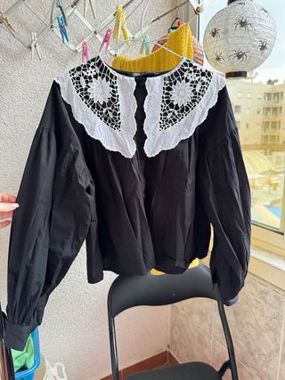 Blusa Zara con cuello encaje blanco