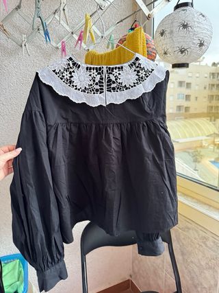 Blusa Zara con cuello encaje blanco