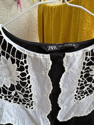 Blusa Zara con cuello encaje blanco