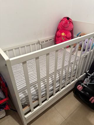 Cuna de bebé blanca