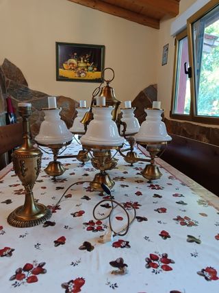 Lámpara de techo antigua dorada y blanca