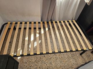 Base de cama metálica con somier de madera