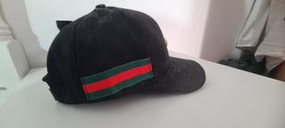 Gorra Gucci Negra con Tiras Verdes y Rojas