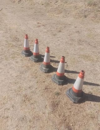 Conos de obra naranjas y blancos