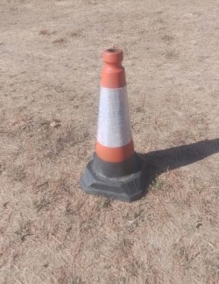 Conos de obra naranjas y blancos