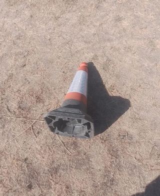 Conos de obra naranjas y blancos