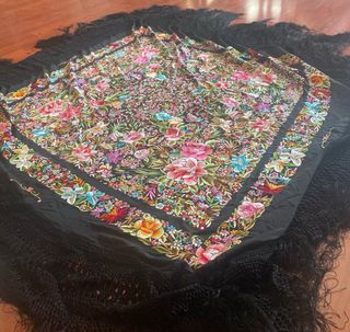 Mantón de Manila bordado a mano
100% seda
