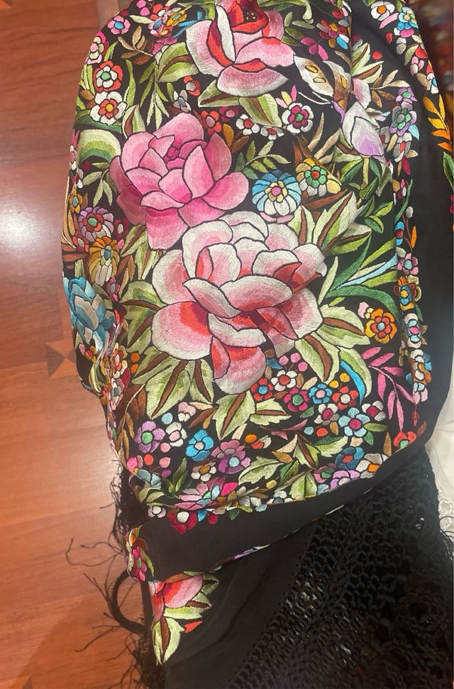 Scialle Manila ricamato a mano
100% seta
