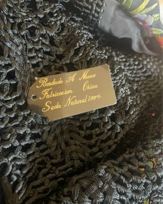 Mantón de Manila bordado a mano
100% seda
