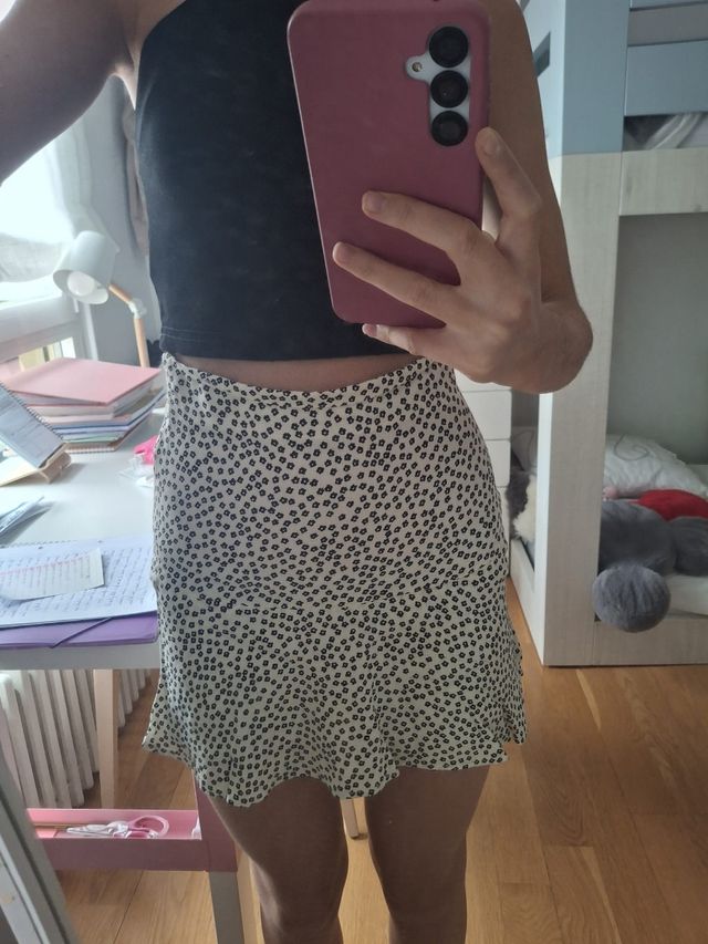 Falda Zara flores negras T. 11-12 años