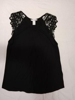 Blusa negra con encaje