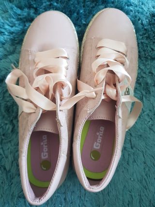 Zapatos de cordones rosas con detalles dorados