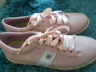 Zapatos de cordones rosas con detalles dorados