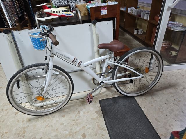 Bicicleta BTWIN blanca con cesta