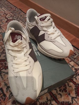 Zapatillas New Balance Blancas y letra burdeos