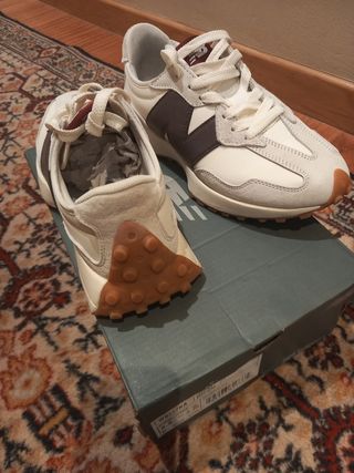 Zapatillas New Balance Blancas y letra burdeos
