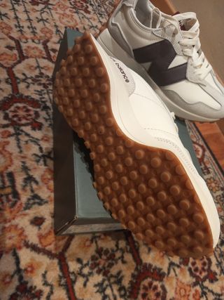 Zapatillas New Balance Blancas y letra burdeos