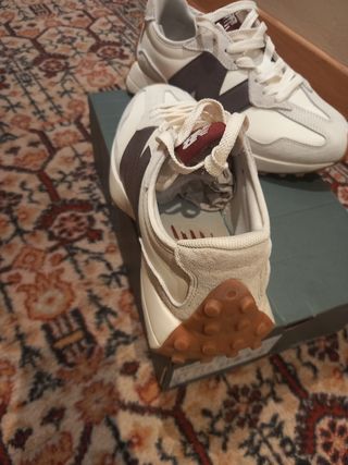 Zapatillas New Balance Blancas y letra burdeos