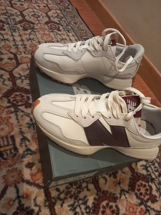 Zapatillas New Balance Blancas y letra burdeos