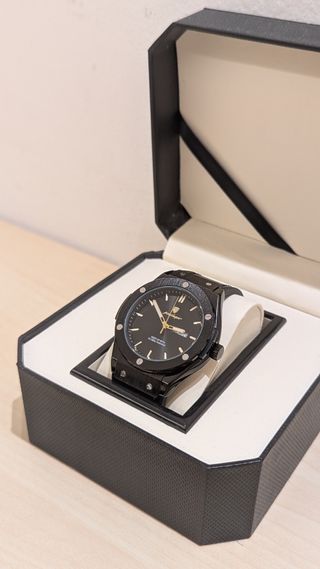 Reloj Poedagar Negro y Dorado