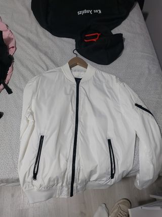 Bomber blanca con cremallera