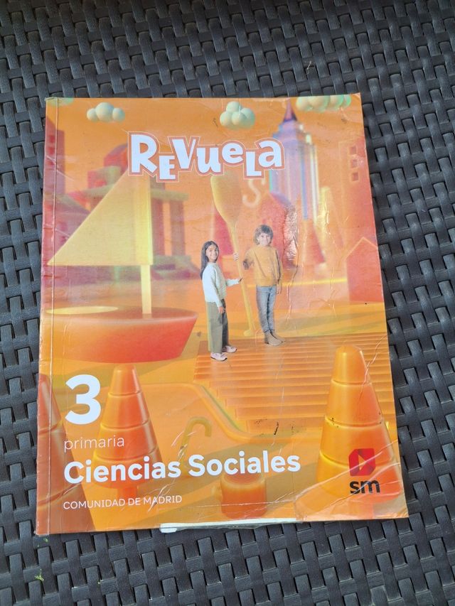 Ciencias Sociales. 3 Primaria. Revuela. Comunid...