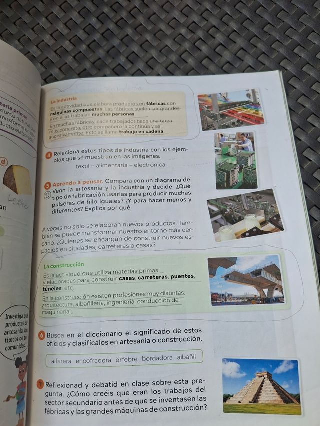 Ciencias Sociales. 3 Primaria. Revuela. Comunid...