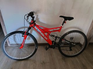 Bicicleta de montaña roja