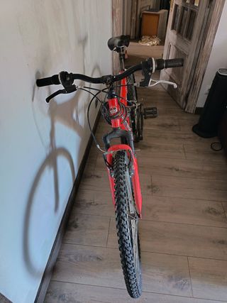 Bicicleta de montaña roja
