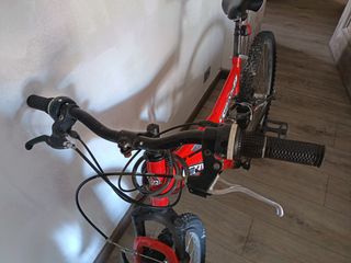 Bicicleta de montaña roja