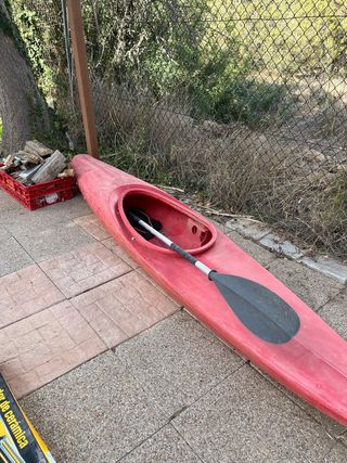 Kayak rojo con remo