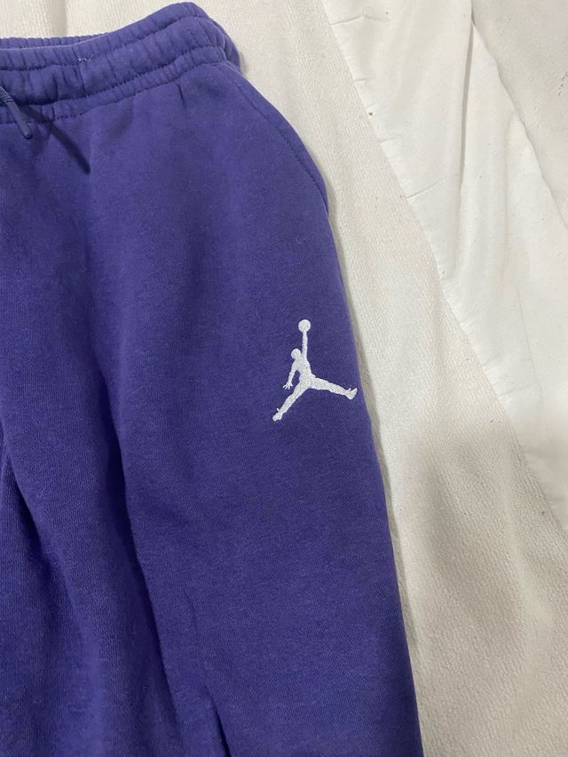 Conjunto Jordan Niño morado y negro  Talla 13-15