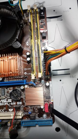Placa Base ASUS P5KPL-AM SE + E5300 + 4GB DDR2