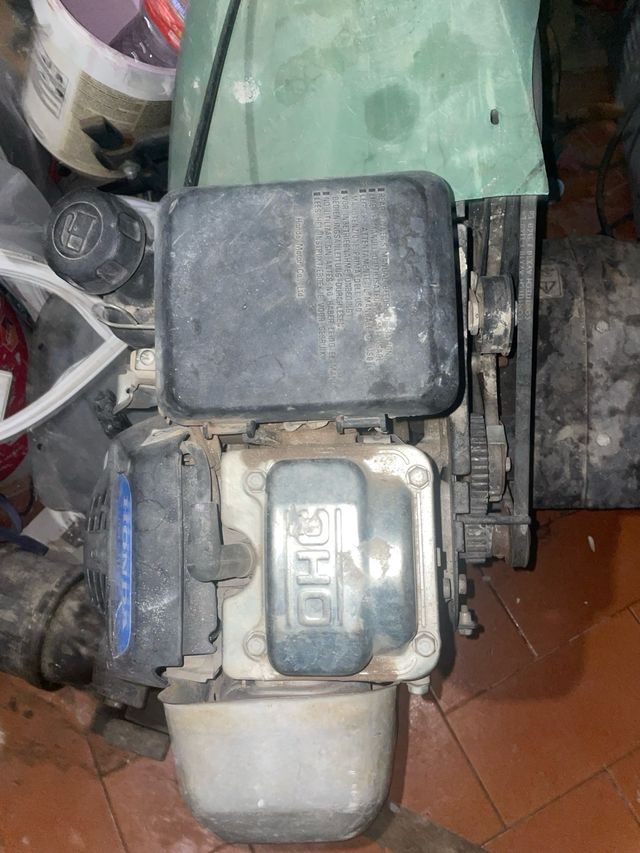 Motor Honda GC160 5.0 HP
para harar la tierra 