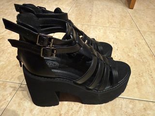 Sandalias plataforma negras con hebillas