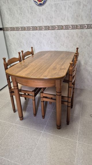 Mesa y sillas de cocina